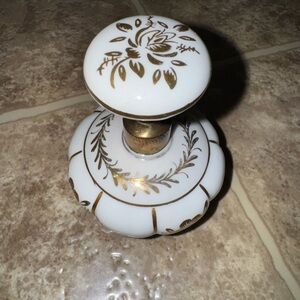 Elegant White and Gold Decorative Knob